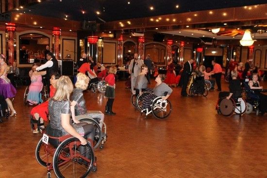 Foto Stichting Rolstoeldansen NL op de dansvloer.jpg