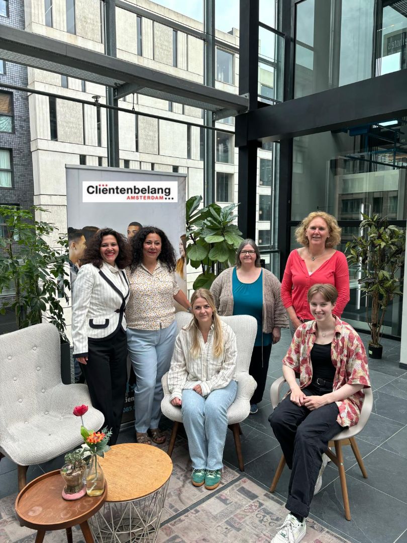 Op de foto van links naar rechts achter: Debirah Lauria (directeur - bestuurder Cliëntenbelang Amsterdam), Helen Kalikci (ondersteuner Jeugdplatform Amsterdam), Kati Varkevisser (belangenbehartiger Jeugdplatform Amsterdam) en Susan Walstra (beleidsmedewerker SWV Primair Onderwijs).  Op stoelen: Aniek van den Ham (onderwijsadviseur SWV Voortgezet Onderwijs) en Remi Caris (junior ondersteuner Leerlingsteunpunt)