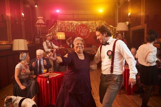 Vrolijke mensen op de dansvloer tijdens Radio Danspaleis