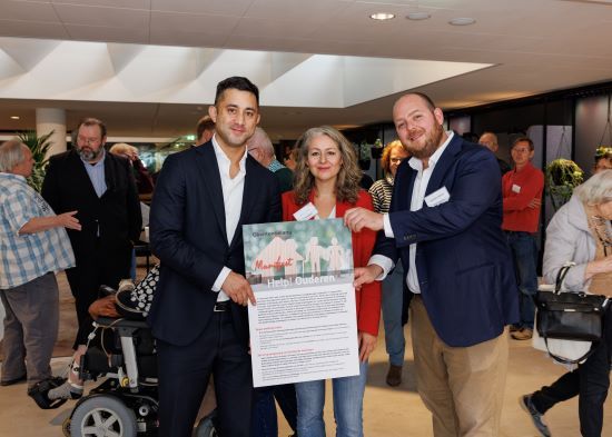 Wethouder Scholtes Lividiku Limburg met manifest Hekp Ouderen 9 okt 2024.jpg